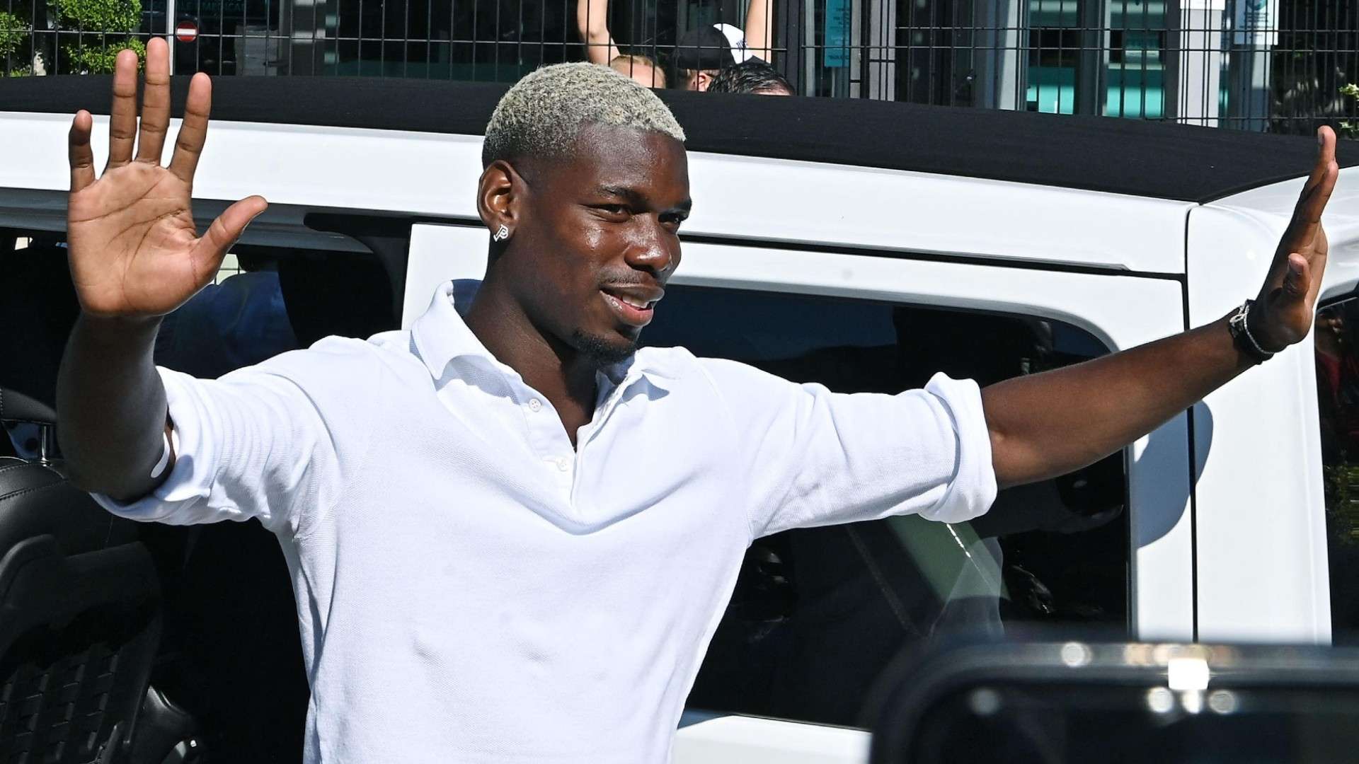 大批球迷和 大批球迷和